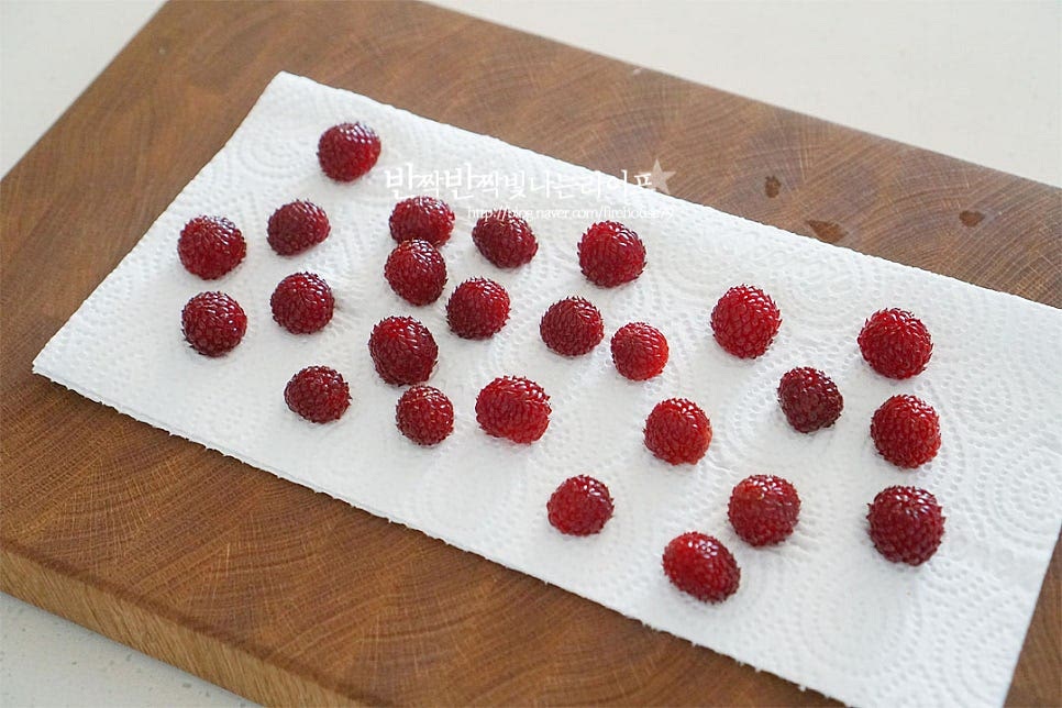 안쪽으로 물이 들어가기 때문에 키친타월 위에 올려 물기를 제거해요. 과육을 그대로 먹을 때는 가볍게 털어주면 되지만 산딸기청을 만들 땐 건조해 주셔야 곰팡이 없이 보관할 수 있습니다.