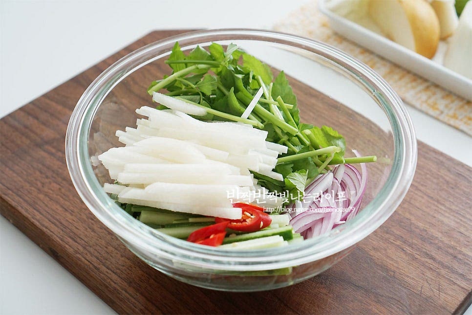 볼에 곁들일 채소를 모두 담아요. 보기만 해도 고소함 가득 회는 반은 초고추장에 무쳐내고, 반은 그대로 맛볼 거예요. 반만 덜어 볼에 담아줍니다. 포장하면서 같이 들어있던 초장을 넣고 버무려도 되고, 직접 만들어 버무려도 되는데요. 참기름과 통깨를 같이 넣어주면 더 고소하답니다. 초고추장은 고추장 2 큰 술 듬뿍 사과식초 3 큰 술, 매실청 2 큰 술 간 마늘 1 작은 술, 설탕 1 큰 술 조청 2 큰 술을 넣고 만들어요. 간을 보고 단맛과 신맛은 조절해 주어요. 먹기 좋게 버무려 줍니다. 바로 먹을 것만 버무려야 물이 생기지 않고 먹기 좋아요~ 먹기 좋게 그릇에 담아 통깨 솔솔 뿌려주면 식탁 위가 푸짐해진답니다. 가을의 제맛이 한 접시에 그대로 담겼어요. 요리 영상을 같이 보시면 조금 더 쉽게 따라 만드실 수 있답니다. 먹음직스럽게 만들어 먹음 간단한 술안주로도 좋고 아삭한 식감과 정말 잘 어울려요. 새콤달콤함과 매콤함이 어우러져 이게 또 별미 아니겠어요. 전어가 아니더라도 회를 포장해오면 채소 곁들여 무쳐드셔보세요. 맛깔난답니다~ 씹을수록 고소함 가득한 맛은 뼈째 먹어 맛도 영양도 만점이죠. 초장이랑 먹어도 맛있지만 쌈장에 콕 찍어 먹음 그 고소함이 배가 된답니다. 전어회무침으로 맛있게 즐겨보세요. 고소함과 아삭함을 동시에 맛볼 수 있답니다. 제철이라 더 맛있고 고소한 맛 맛깔나게 즐겨보세요^^ 끄읕 !