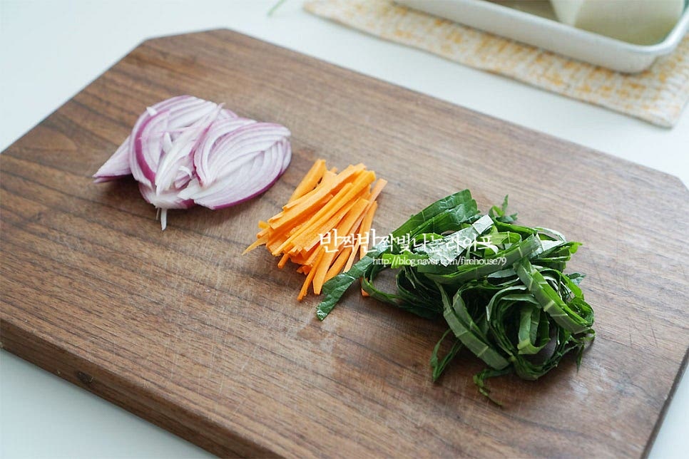 양파는 얇게 슬라이스하고, 당근과 깻잎은 채썰어줍니다. 향긋한 미나리도 다른 재료와 같이 길이 밸런스를 맞추어 썰고, 오이는 씨 부분을 잘라내어 채 썰고, 고추는 어슷 썰어줍니다. 매운맛을 즐기는 정도에 따라 고추를 가감해요. 빠질 수 없는 무와 배는 채 썰어줍니다. 시원하면서도 아삭한 달큰함을 더해주어 회의 식감과 정말 잘 어울린답니다. 이 두 가지는 꼭 같이 넣어 드셔보세요^^