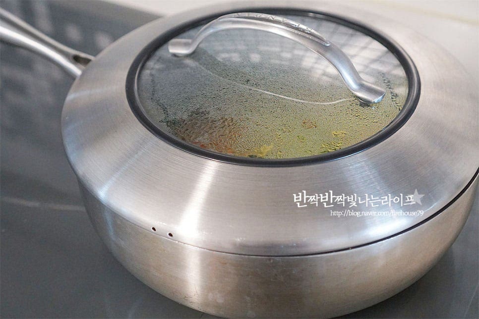 뚜껑을 덮고 2~3분 정도 익혀줍니다. 물이나 육수를 넣지 않아도 재료에서 나오는 수분으로 촉촉하게 익어요. 화력에 따라 수분이 부족하면 물이나 육수를 넣어도 좋습니다. 2분 익힌 뒤 뚜껑을 열어보면 재료의 수분으로 부드럽게 익었어요. 그만큼 맛도 더 진하고 깊어요. 재료의 양이나 두께와 같은 조리 상태에 따라 익는 시간을 조절해 주면 너무 무르지 않으면서 먹기 좋답니다. 조리사진에는 빠졌는데 재료가 익으면 홍고추도 함께 넣어주세요. 간에 따라 부족한 간은 소금으로 맞추고 참기름과 통깨를 넣고 마무리합니다.