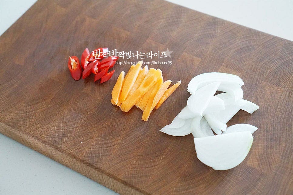 양파와 당근을 채를 썰고 홍고추는 어슷 썰어줍니다.