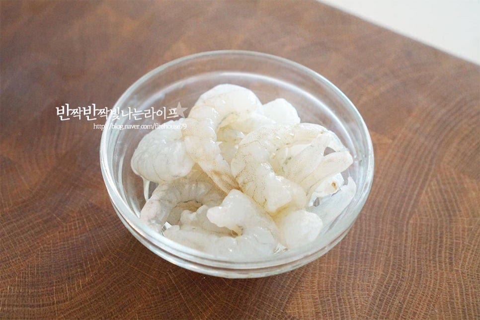 애호박볶음은 새우젓을 넣고 짭조름하고 시원한 맛을 내기도 하는데요. 새우젓없이 손질된 새우살을 준비했어요. 탱글한 식감이 부드러운 애호박과도 잘 어울리며 맛을 더 풍성하게 해줍니다. 맛술 2/3 큰 술을 뿌려 밑간을 해둡니다.