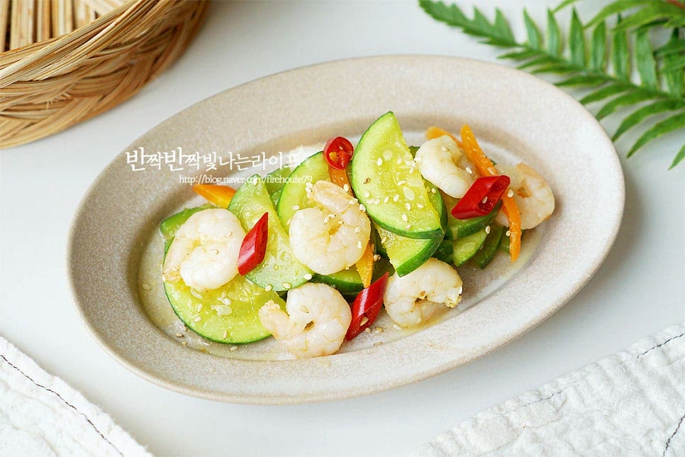 새우와 함께 푸짐하게 담아 완성합니다. 영상도 같이 담았어요. 부드럽고 달큰하게 익은 애호박과 탱글한 새우살의 감칠맛이 맛있게 어우러져 든든한 밥반찬이 된답니다. 간단하고 맛있는 애호박나물 맛있게 요리해드세요. 끄읕 !