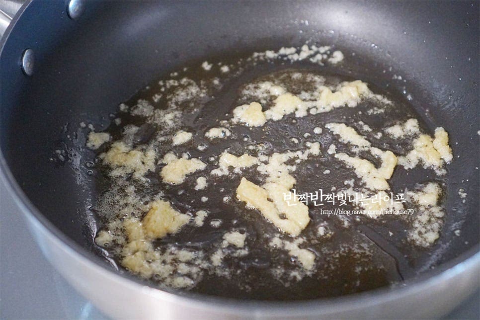 달군 팬에 식용유 1 큰 술을 두르고 간 마늘 1/2 큰 술을 넣고 향을 내어 볶아 줍니다. 타지 않게 불을 중약 불로 조절하여 볶아주세요. 마늘향이 올라오면 새우살을 넣어줍니다. 마늘과 먼저 볶아주면 비린맛도 잡아주고 풍미를 살릴 수 있어요. 새우가 색이 변하고 익으면 애호박을 넣고 가볍게 볶아줍니다. 전체적으로 식용유가 코팅될 수 있도록 1분 정도 볶아주었습니다. 호박이 어우러지면 당근과 양파도 넣어줍니다.