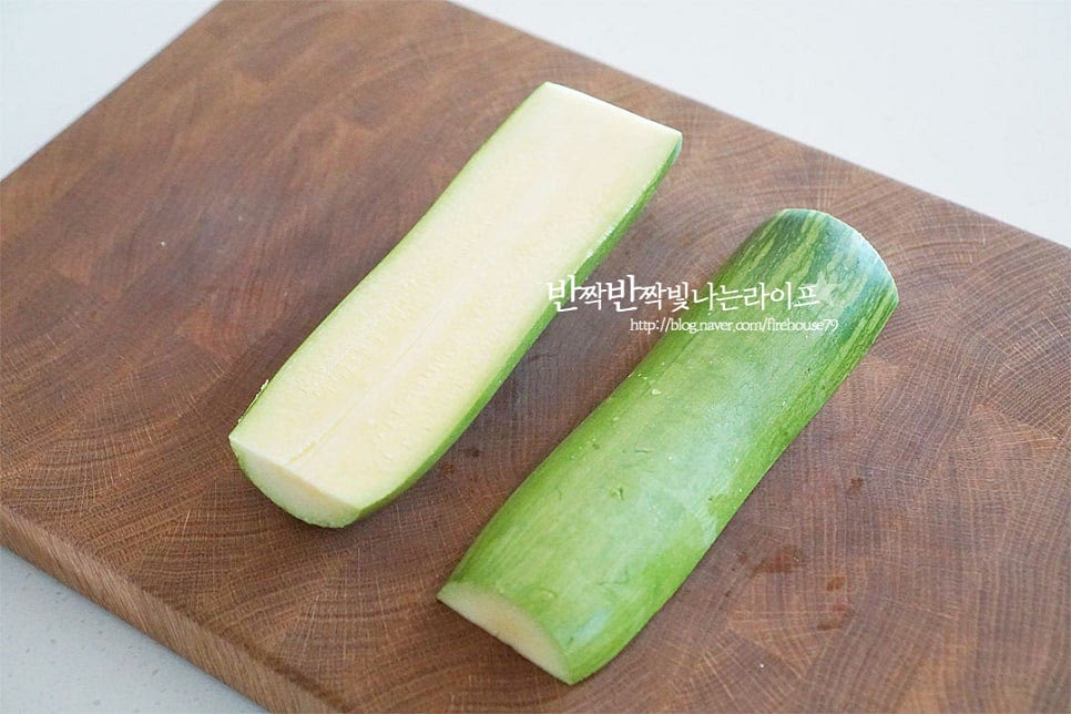애호박은 겉의 비닐을 제거한 뒤 깨끗하게 세척해 주고 양 끝 부분을 잘라내어 길게 반으로 썰어줍니다. 일정한 두께로 반달썰기 해주는데요. 너무 얇게 썰어도 부서지기 쉬워 0.5~0.6cm 두께로 썰었습니다.