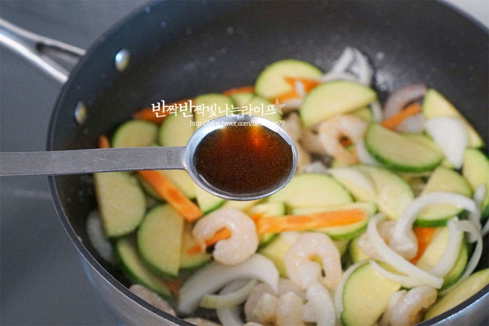 채소가 섞이면 참치액 2/3 큰 술 넣어줍니다. 국간장이나 소금을 넣어도 되지만 액젓으로 감칠맛을 더해주었어요. 재료가 어우러지도록 볶아줍니다.