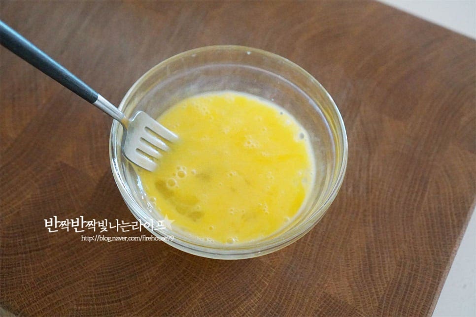 달걀은 덩어리 없이 곱게 풀어줍니다. 팬에 식용유 약간 두르고 달걀물을 부어 부드럽게 익혀줍니다. 어느 정도 익으면 잘게 자르면서 볶아줍니다.