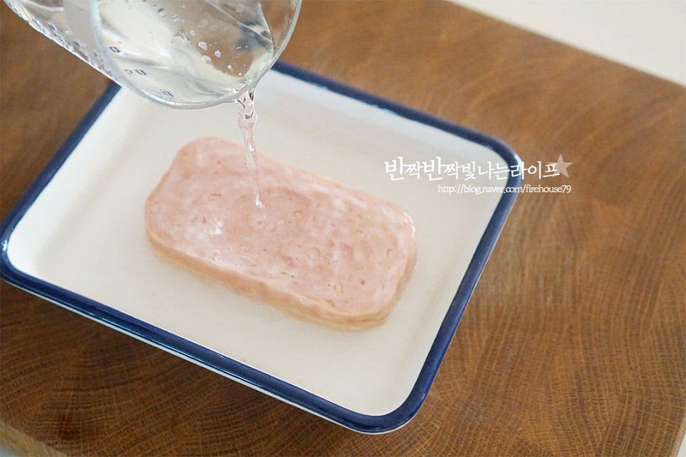 스팸은 입맛에 따라 양을 조절하면 되는데 대략 60g 정도를 준비한 뒤 뜨거운 물에 가볍게 겉을 헹구어 불순물을 제거해 줍니다. 바로 요리해 주셔도 되지만 아이가 먹을 것이라 겉의 기름은 제거했습니다. 잘게 썰어 넣어도 되지만 도시락 주먹밥을 맛있게 만들기 위해 얇게 편으로 썬 뒤 꽃무늬 모양 틀로 찍어주었습니다. 틀로 찍고 남은 햄은 잘게 다져 썰어줍니다. 식감이 있게 만들고 싶다면 더 큼직하게 썰어주세요.