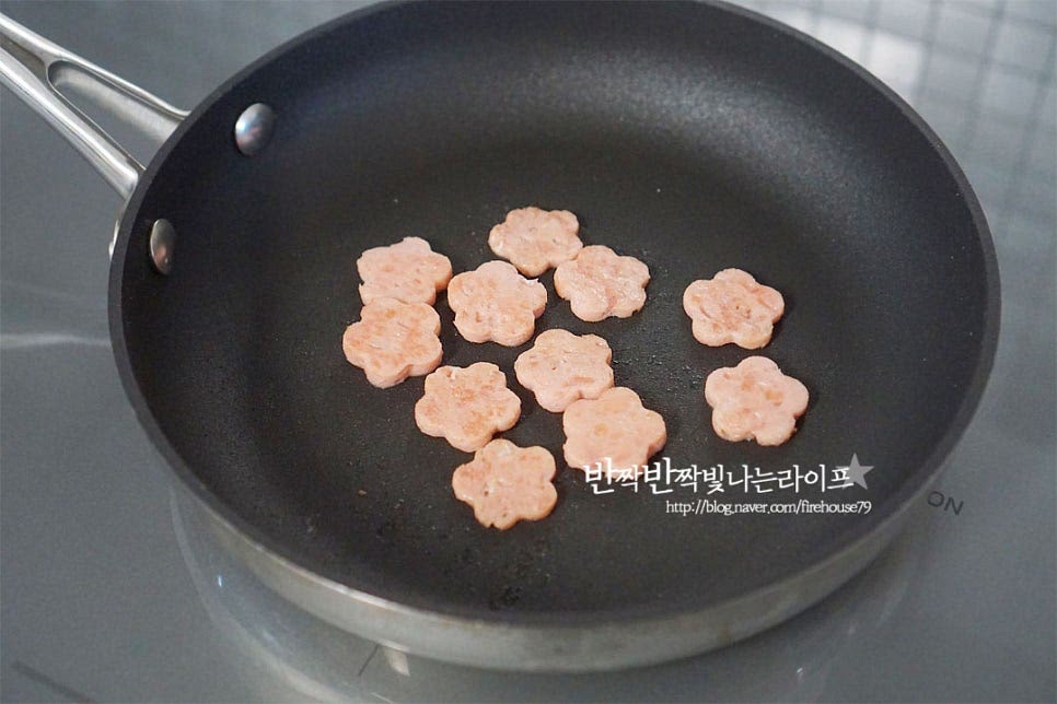 달군 팬에 꽃 모양 스팸을 먼저 구워줍니다. 노릇하게 구워 덜어 담아둔 뒤 나머지도 볶아서 익혀줍니다.