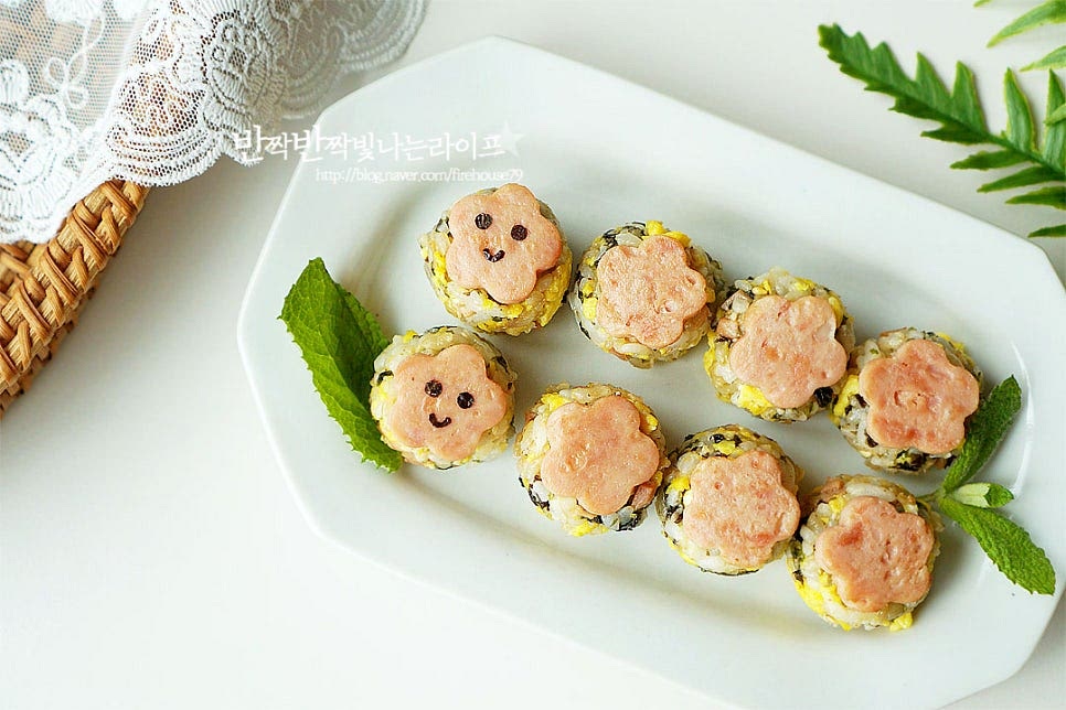 동글동글 한입 크기로 만들어 완성입니다. 스팸을 잘라서 넣고 만드는 것보다 모양을 내어 위에 올려주면 맛있어 보이면서 재료의 맛도 풍부하게 맛볼 수 있어요. 영상도 같이 담았어요. 짭조름한 스팸과 고소한 달걀, 김가루 마요소스가 어우러져 부드러운 감칠맛이 느껴져요. 간단하게 주먹밥 만들어 한 끼 식사로 든든하고 도시락에 넣어도 아이들이 좋아한답니다. 맛있게 요리해드세요. 끄읕 !