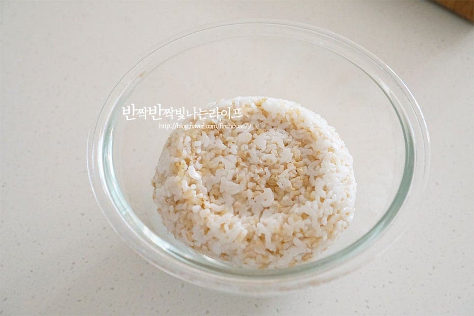 넉넉한 크기의 볼에 밥을 담아줍니다. 구운 스팸과 계란도 넣어줍니다. 몇 가지 마요소스를 더해 감칠맛을 더해줍니다. 간장 1 작은 술, 알룰로스(설탕) 약간 마요네즈 1 큰 술 듬뿍, 김가루를 넣어줍니다. 통조림 헴이 짠맛이 있는 편이라 간장은 감칠맛을 더할 정도로 넣어주는데요. 라이트가 아닌 오리지널은 간을 줄여주세요. 주먹밥은 고소한 풍미를 살려야 제맛이죠. 볶은 통깨를 빻아서 넣고 참기름 1 큰 술 넣어줍니다. 재료를 모두 넣고 뭉쳐주면 되는 레시피라 간단합니다. 소스가 어우러지도록 섞어줍니다.