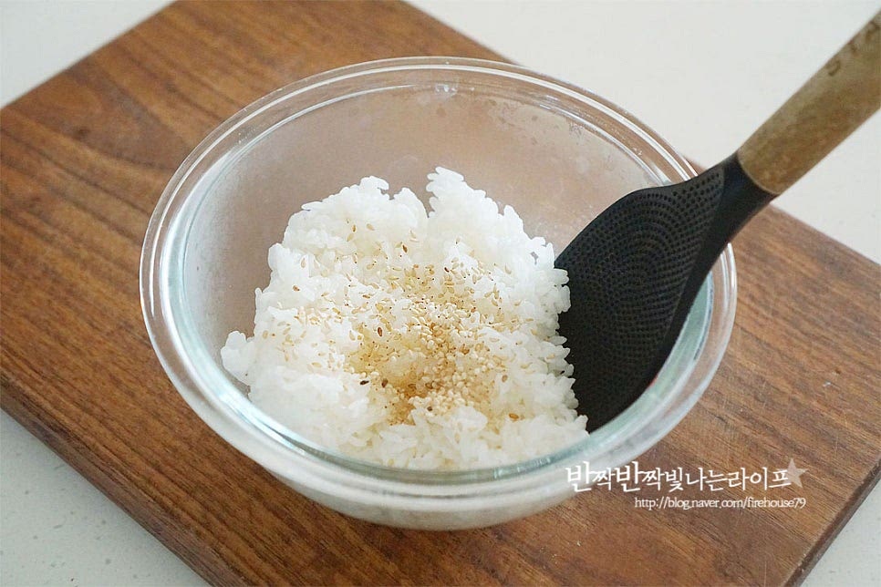 밥은 넉넉한 볼에 넣고 소금 두 꼬집, 참기름 1½ 큰 술, 깨소금 1/2 큰 술 넣어줍니다. 파는 맛을 내고 싶다면 맛소금 넣어주고요. 김밥맛있게싸는법 팁을 드리자면 꼬마 사이즈는 물론 보통 김밥을 말 때 밥과 속재료를 모두 너무 짜지 않게 간을 해주어 말아주면 더 맛있게 어우러지면서 레이어드 되는 느낌으로 감칠맛이 깊어요. 고소함 가득 버무려줍니다~