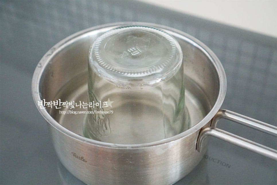 보관할 유리병은 열탕소독한 뒤 물기를 건조해 줍니다. 물이 들어가지 않아야 곰팡이가 생기지 않아요.