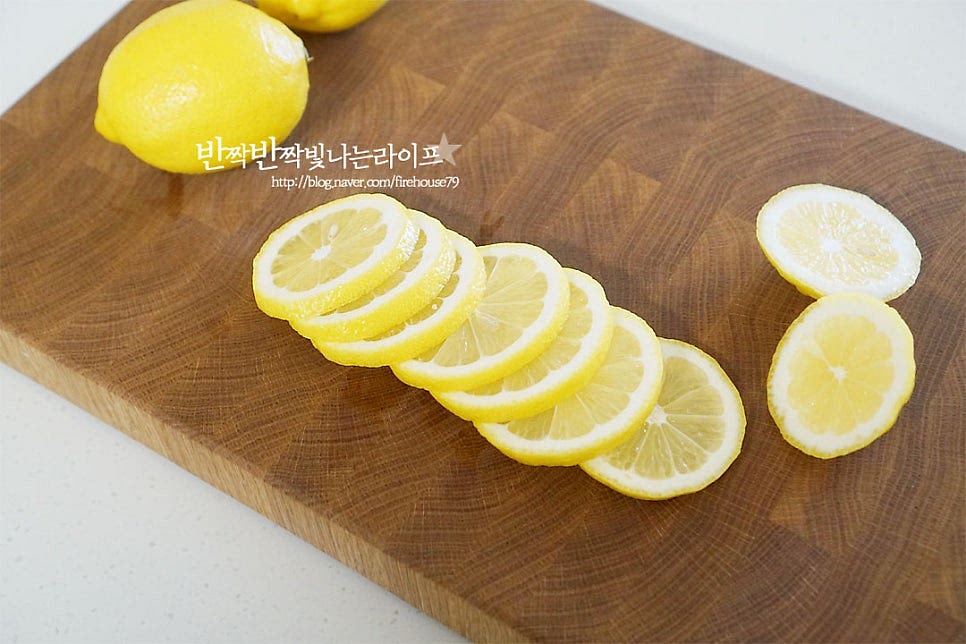 손질을 한 뒤 일정한 두께로 슬라이스해줍니다. 이때 쓴맛이 나지 않도록 두 가지 팁이 있어요. 먼저 쓴맛이 나는 양쪽 꼭지 부분은 넉넉하게 잘라내어 줍니다. 껍질이 두툼한 끝부분은 두툼하게 자르고 0.3~0.5cm 두께로 잘라줍니다. 이때 또 한 가지 주의할 점이 바로 '씨'인데요. 씨를 꼭 제거해 주셔야 쓴맛을 잡을 수 있습니다. 과육 사이로 꽤 많은 씨가 들어있어 꼼꼼하게 제거하여 줍니다. 작은 크기의 씨도 있으니 잘 보고 빼주고, 혹시 설탕이 녹은 뒤 미쳐 제거하지 못한 씨가 의로 뜬다면 그것 또한 숙성이 되기 전에 꼭 빼주세요. 양 끝 부분을 잘라낸 과육은 레몬즙을 착즙하여 함께 넣어줍니다. 그럼 더 풍미를 풍부하고 진하게 맛볼 수 있어요.