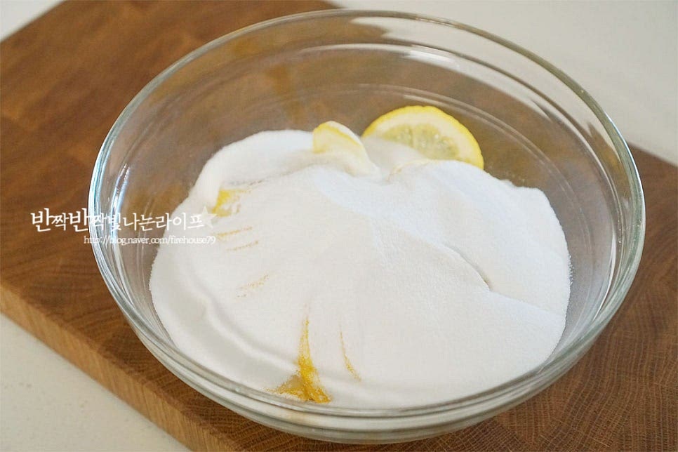 수제로 과일청을 만들 때 기본 비율은 1 : 1입니다. 재료의 당도에 따라 설탕량을 70~80% 정도 조절해 주면 되는데요. 레몬 같은 경우 신맛이 강하여 1: 1 비율로 만들어도 좋으며 그럼 오래 보관하여 먹기도 좋아요. 적은 양을 만들어 빠른 시일 내 먹는다면 설탕량은 더 줄여주셔도 좋고요. 저는 설탕과 꿀을 섞어 넣어주었습니다. 손질한 과육을 계량한 뒤 설탕 80%, 꿀 20%을 넣어줍니다. 골고루 어우러지도록 가볍게 저어줍니다. 요즘엔 날씨가 서늘해서 그대로 실온에 두고 녹여줍니다. 중간에 한두 번 뒤적여주면 잘 녹습니다. 과즙이 풍부하여 서너 번 뒤적여 두면 새콤달콤하게 설탕 입자가 녹아있습니다. 설탕을 녹이지 않고 냉장고에 넣게 되면 다 녹지 않고 가라앉게 되니 미리 녹인 뒤 병에 담아 냉장 보관해 줍니다.