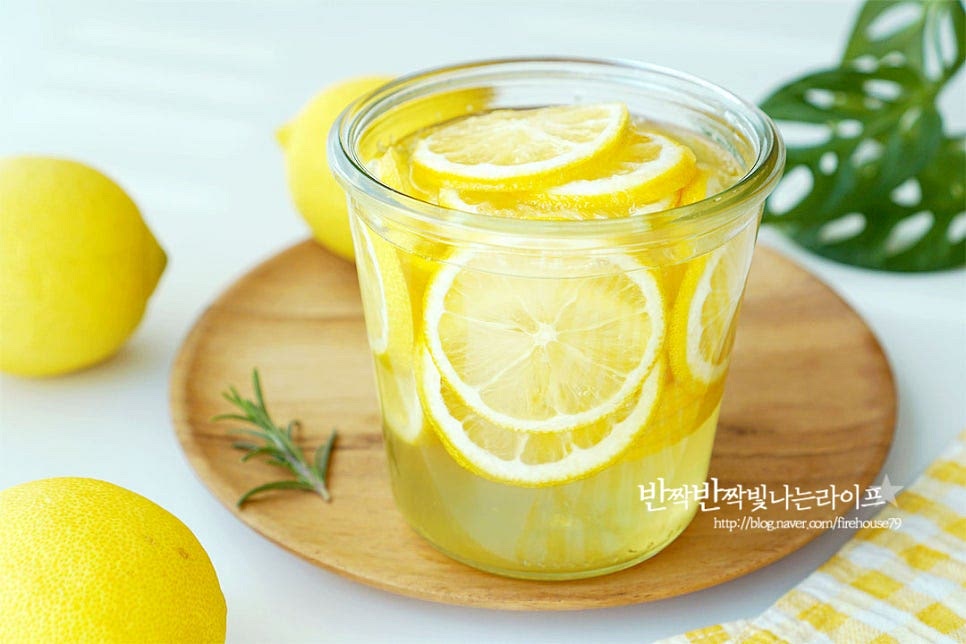 소독한 밀폐유리병에 켜켜이 담아 완성해요. 냉장고에 넣고 2~3일 숙성한 뒤 맛있게 차나 에이드와 같은 음료로 즐길 수 있어요. 넉넉하게 일주일 정도 숙성해 주면 더욱 깊고 풍부한 맛을 느낄 수 있답니다. 영상도 같이 담았어요. 레몬은 베이킹소다와 굵은소금으로 껍질째 꼼꼼하게 세척한 뒤 물기를 제거하고, 쓴맛이 나는 양 끝은 넉넉하게 자르고 씨도 제거한 뒤 설탕 비율에 맞게 절여 완성합니다. 레몬청 만들기 새콤달콤 진한 맛을 수제청으로 즐겨보세요. 끄읕 !