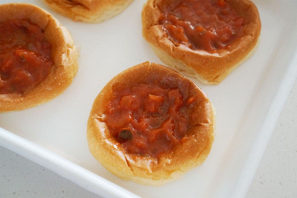 가운데 홈으로 토마토소스 1 큰 술씩 올려줍니다. 시판용 소스를 활용하였으며 간에 따라 짜지 않게 양을 조절하여 주세요.