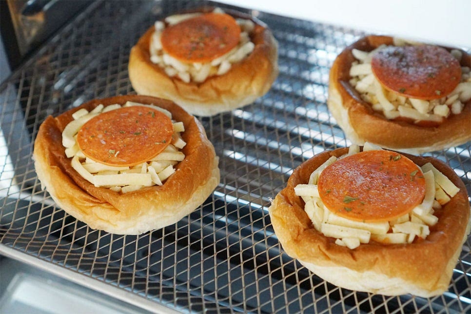 토핑을 올린 모닝빵을 에어프라이어 트레이에 겹치지 않게 올려줍니다. 180도 5~6분 구워줍니다. 겉이 바삭하게 구워지고 속의 치즈가 녹을 정도로 조리해 줍니다. 기기의 사양에 따라 온도와 시간은 조절하면 됩니다. 전자레인지를 사용하여 피자치즈가 녹을 정도로 조리해 주셔도 됩니다. 6분 정도 구웠더니 겉이 바삭하고 노릇하면서 속이 맛있게 익었습니다.