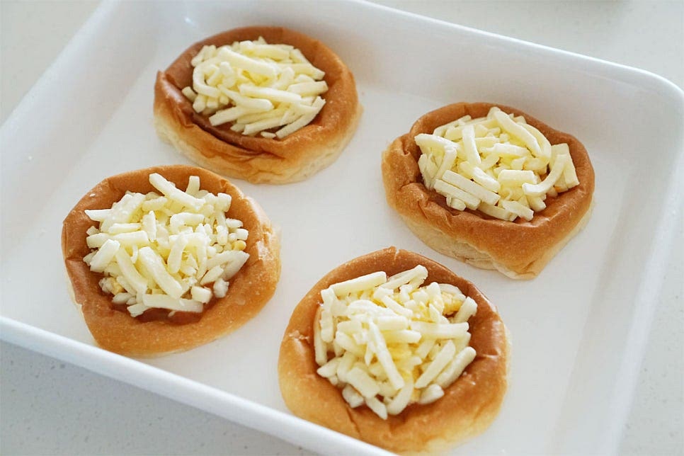 그 위로 모짜렐라 치즈를 듬뿍 올려줍니다. 시카고피자는 치즈가 쭉 늘어나는 맛이 좋아서 조금 넉넉하게 올렸어요. 치즈 위로 페퍼로니를 올립니다. 페퍼로니피자를 좋아한다면 두 개 정도 올려도 좋으며 소시지나 다른 종류의 햄과 야채를 썰어 토핑해도 좋습니다. 파슬리가루 약간 뿌려 줍니다.