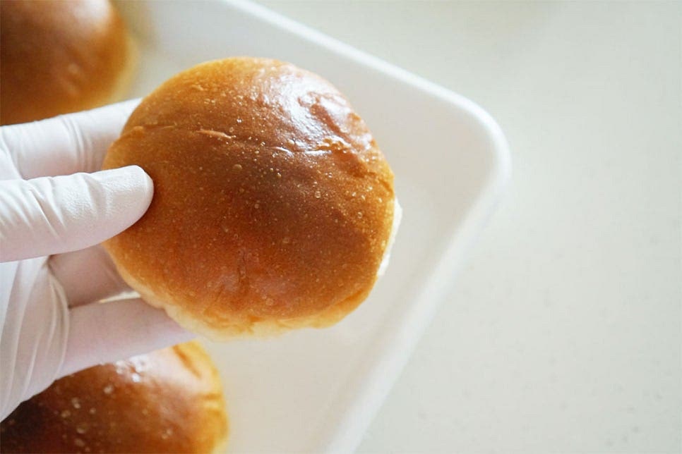 담백하고 부드러운 모닝빵을 준비했습니다. 간단한 아침식사나 간식으로 먹기 좋으며 한 번에 넉넉하게 사서 다양한 요리로 먹기 좋답니다. 피자 도우 대신 모닝빵을 사용할 것이라 동그란 모양이 맞는 컵이나 용기를 준비하여 가운데를 꼭 눌러줍니다. 가운데를 납작하게 눌러 소스와 치즈, 토핑을 올려줄 것이라 테두리 모양을 잡아줍니다.