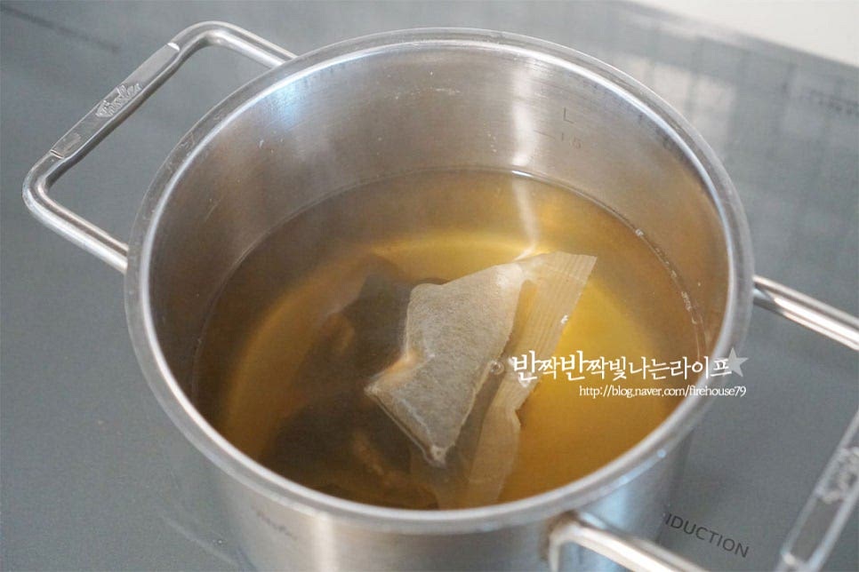 물로만 끓이는 것보다는 시원한 해물 육수를 내어주면 더욱 맛이 깊어요. 간편하게 다시팩을 활용하여 우려주었는데 멸치나 디포리, 건새우, 무와 대파를 넣고 맑은 육수를 내어줍니다. 재료 본연의 맛이 느껴지도록 진하게 우리지 않아요. 간편하게 코인육수나 액상을 활용해도 좋습니다.