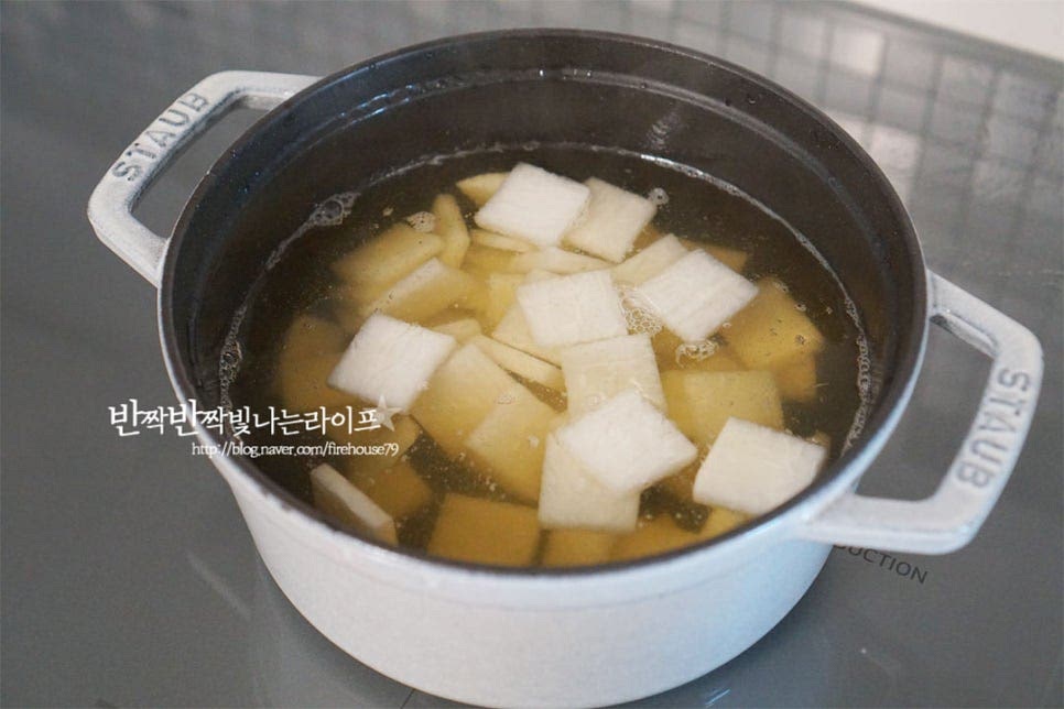 육수가 우러나면 나박하게 썬 무를 먼저 넣고 끓여줍니다.