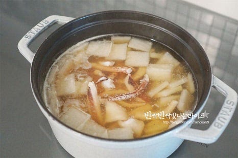 무가 투명해지고 부드럽게 거의 익으면 오징어를 넣어줍니다. 오래 익히게 되면 되려 식감이 질겨질 수 있기 때문에 5분 정도 끓여 익혀줍니다. 식이 하얗게 변하면서 쫄깃하게 익으면 대파와 홍고추를 넣고 부족한 간은 소금으로 맞추어 마무리 완성해요. 대파까지 넉넉하게 넣어서 국물맛이 시원하답니다. 오징어국 끓이기 조리과정은 간단한 편이라 재료 본연의 맛을 살려 요리하면 됩니다. 뜨끈한 국물 한 그릇 푸짐하게 담으면 추운 날 속까지 시원하게 풀리는 맛이에요. 영상도 같이 담았어요. 맵지않아 온 가족이 먹기좋은 맑은 국물로 깔끔한 육수에 무와 오징어를 넣고 양념재료로 간을 해주면 완성이랍니다. 개운한 깊은 맛과 함께 쫄깃한 식감이 맛있게 어우러져요. 맑은 오징어무국 레시피로 시원하고 깔끔한 국물과 쫄깃한 오징어의 감칠맛을 맛나게 요리해드세요. 끄읕 !