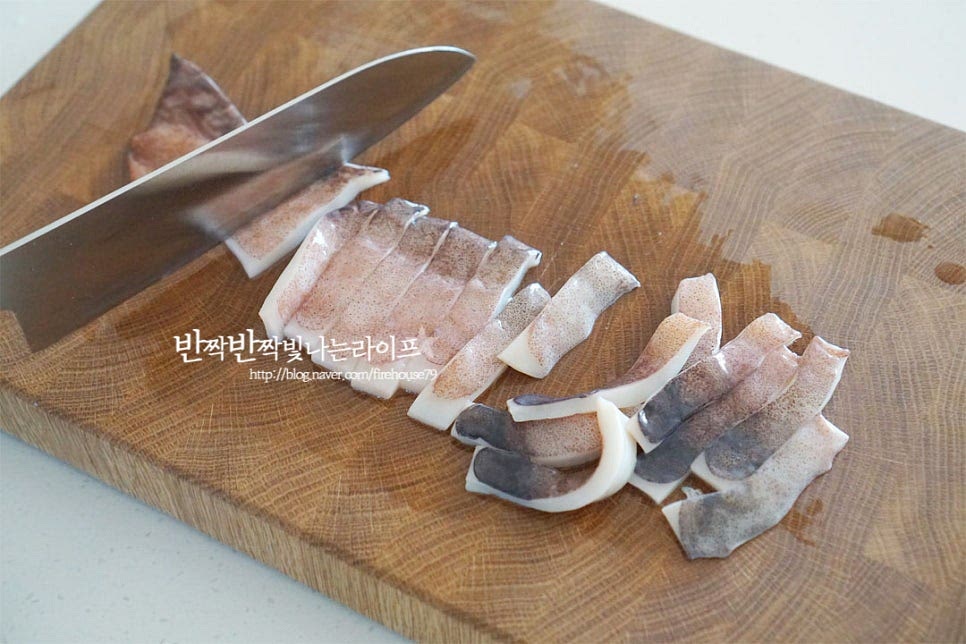 내장과 눈, 입을 제거한 뒤 흐르는 물에 깨끗하게 씻어줍니다. 손질하여 냉동 소분해 두었다가 찬물에 담가 해동한 것이라 흐르는 물에 헹구어주었습니다. 몸통은 반으로 길게 자른 뒤 1~1.2cm 정도의 너비로 자르고 다리도 길이에 따라 2~3등분 하여 줍니다. 익으면서 수축이 되기 때문에 그에 맞게 먹기 좋도록 잘라주면 된답니다. 미끄럽기 때문에 자를 때 조심하여 주고 껍질까지 같이 넣고 요리했는데 입맛에 따라 벗겨서 국에 넣어주셔도 좋습니다. 무는 사방 2.5cm로 나박하게 썰어줍니다. 국물맛을 시원하게 해주고 보드랍게 익으면 식감도 맛있답니다. 조금 넉넉하게 준비해주셔도 좋습니다. 대파는 4cm 길이로 길게 자른 뒤 반으로 갈라주고, 홍고추는 송송 썰어줍니다. 조금 칼칼하게 먹고 싶다면 청양고추를 넣어도 좋으며 붉은색의 홍고추가 들어가면 먹음직스럽습니다.