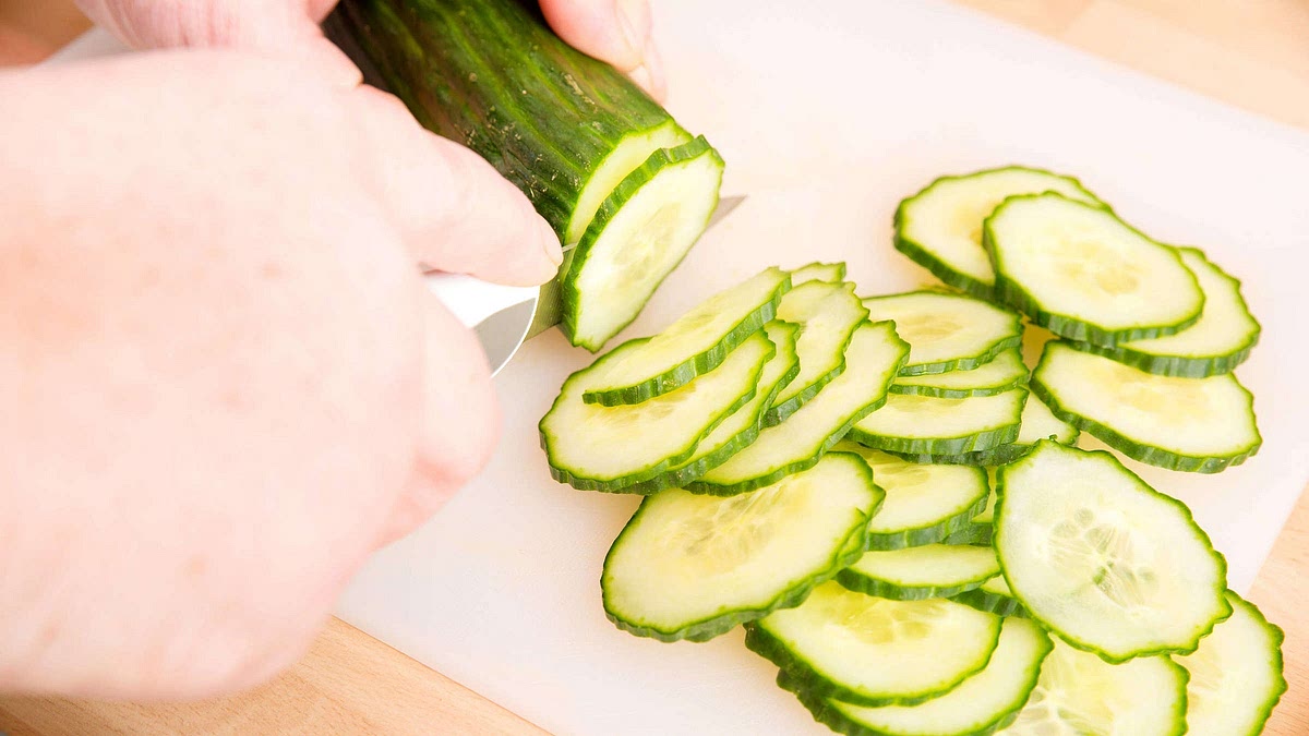 Schneide die gurken in dünne Scheiben.
