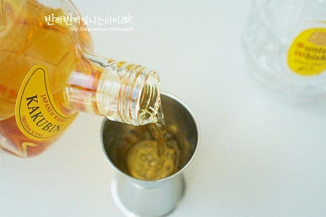 위스키 1 : 토닉워터 3 또는 4의 비율로 만듭니다. 알코올 도수가 40% 정도 되기 때문에 무리하지 않는 선에서 농도를 조절해 본인의 입맛에 맞는 비율을 찾으면 됩니다. 얼음 잔에 60ml를 부어줍니다. 다른 위스키종류도 향에 따라 농도를 조절하면 됩니다. 집에서 간단하게 만들 때는 라벨을 기준으로 계량하지 않고 비율을 맞추는 편입니다.