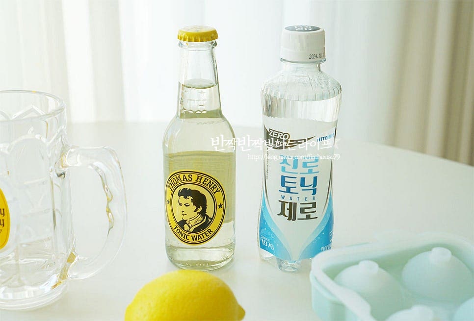 하이볼을 만들어드시는 분들이 많아진 만큼 시중에 다양한 종류의 토닉워터가 많은데요. 종류에 따라 어디에나 어울리는 기본 플레인을 많이 활용중이고 진저생강, 홍차, 레몬, 제로슈가 등 취향에 맞게 준비하면 됩니다. 상큼한 과일향이 들어간 것을 좋아한다면 새콤달콤 단맛 과즙을 곁들여도 좋고요. 소다수나 탄산수도 좋고요. 1:3 비율로 부어주었습니다. 토닉워터를 후에 넣으면 자연스럽게 알코올과 섞입니다.