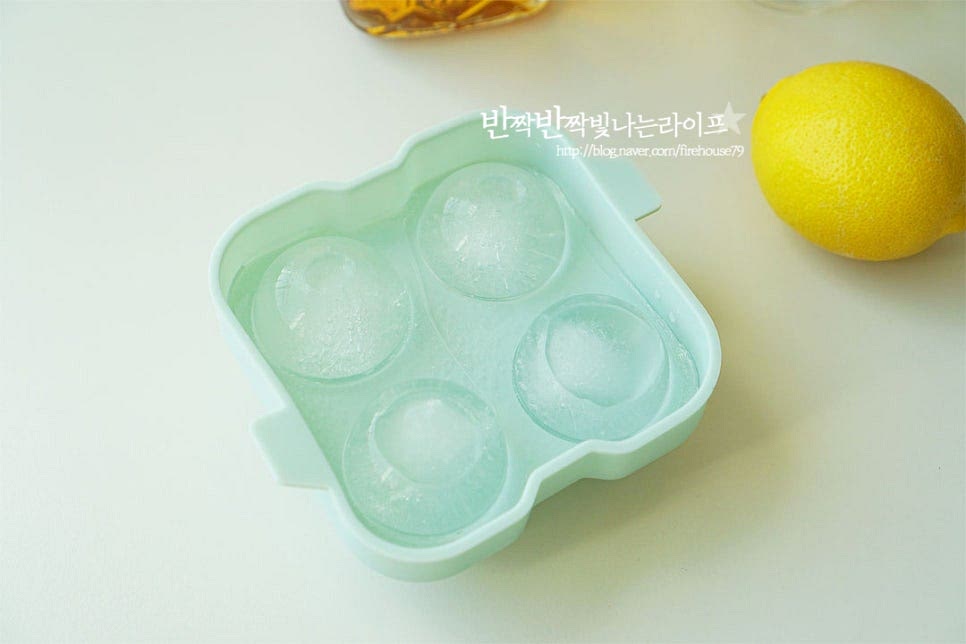 기본적으로 비율에 맞게 만들면 되기 때문에 얼음이나 레몬, 향이 첨가된 토닉워터가 맛의 차이를 만드는 데요. 작은 얼음을 사용하면 얼음이 금방 녹아 농도가 연해 지기 때문에 크고 단단한 얼음을 준비합니다. 저와 같이 구슬 얼음을 얼려서 넣거나 잘 녹지 않는 각얼음이면 됩니다. 얼음을 넣기 전에 유리잔은 차갑게 칠링한 뒤 하이볼잔에 넣어줍니다. 그럼 시원하게 만들 수 있습니다.