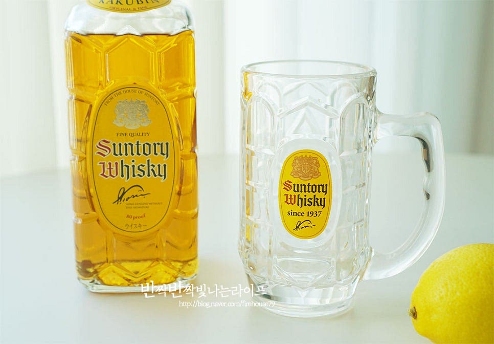 하이볼 위스키 추천하는 산토리는 부드러운 향과 목넘김이 깔끔하여 하이볼에 무난하게 어울리는 위스키 종류입니다. 토닉워터와 섞어 만들기 때문에 고급스러운 것보다는 부담없이 즐길 수 있는 가성비있는 위스키 종류들을 많이 찾는데 그중 하나이며 일본 여행을 가서도 흔히 만나볼 수 있는 하이볼 종류입니다. 저는 대형마트에서 700ml 용량 기준 3만원 후반대의 가격으로 구매했으며 알코올 도수는 40%입니다. 일본에서는 1500~1800엔대라고 하니 조금의 차이는 있습니다. 하이볼잔도 같이 맞추면 더 맛이 좋은 것 같아 몇 년 전 구매해서 산토리하이볼을 제조할 때는 이 잔에 만들어마시고 있습니다.