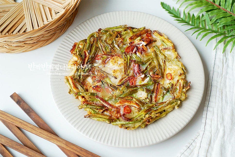 오징어와 새우살이 쫄깃하고 탱글하게 맛을 더하고 야채와 어우러져 노릇노릇 먹음직스럽게 완성입니다. 전간장없이 먹어도 맛있어요. 해물파전레시피 중에서도 쪽파를 먹기좋게 잘라 냉동 새우살과 해물을 한번에 넣고 만들어 간단하면서도 맛있는 전을 부쳤습니다. 비내리는 날 어울리는 맛으로 간식으로도 좋고 막걸리 안주로도 먹기 좋습니다. 냉장고 속 재료로 푸짐하고 맛있게 만들어드세요. 끄읕 !