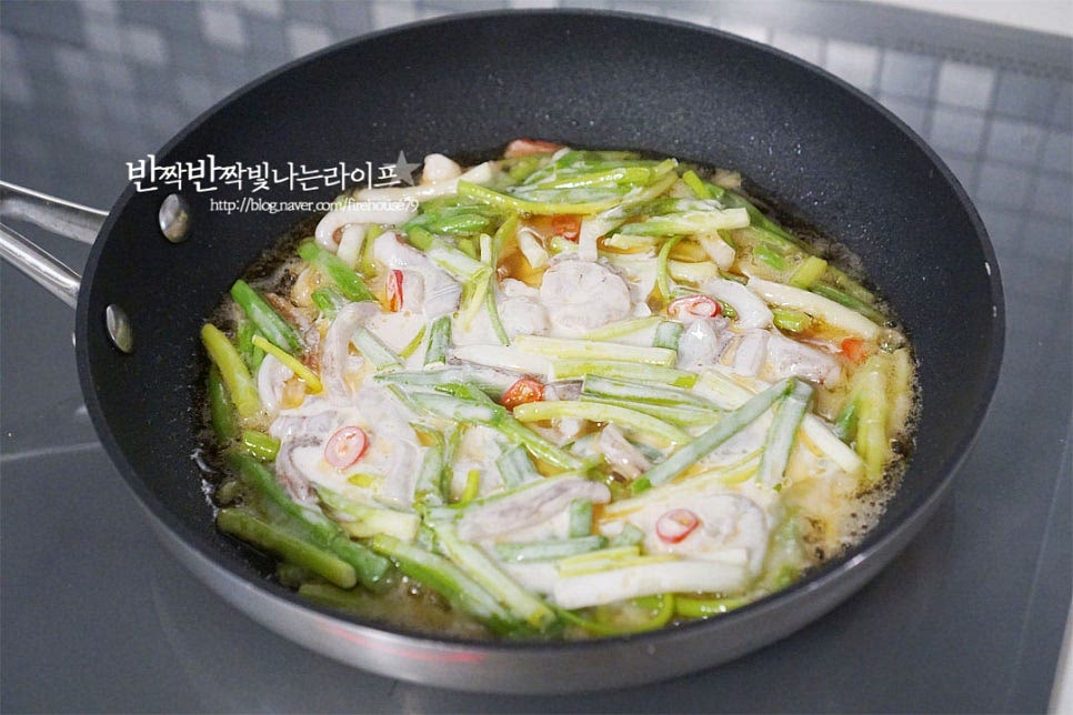 달군 팬에 식용유를 넉넉하게 두르고 충분하게 예열이 되면 그때 반죽을 동글납작하게 올려줍니다. 너무 두껍지 않게 팬의 모양을 따라 넓게 펼쳐 올려주면 됩니다. 테두리 부분이 익어 모양이 잡히면 손잡이를 잡고 살짝 흔들어 사이사이 기름이 들어가 바삭하게 구워질 수 있도록 해줍니다. 앞뒤로 노릇노릇 구워줍니다. 계란 물은 생략하고 고소한 감칠맛을 살려 구워주었습니다. 맛있게 구워지면 파전레시피 완성입니다.