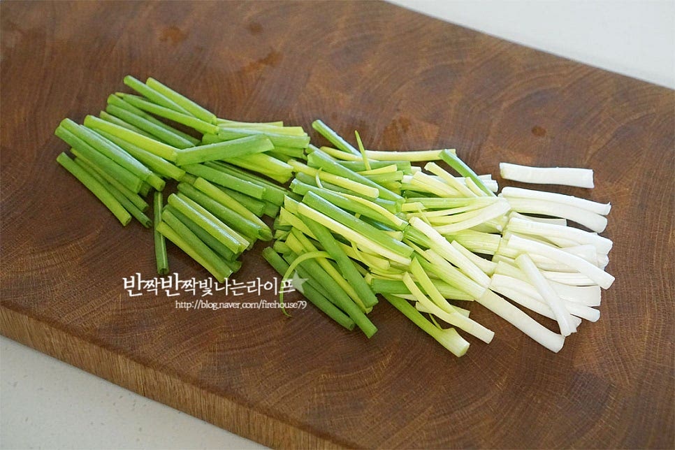 쪽파는 손질 후 100g 정도를 준비했습니다. 뿌리 부분은 잘라내고 사이사이 흙을 깨끗하게 세척한 뒤 물기를 제거해 줍니다. 길게 만드는 동래파전 조리방법도 있지만 오늘은 간단하게 만들 수 있는 쪽파전을 준비했어요. 재료들과 어우러지고 먹기 좋도록 3~4cm 정도 길이로 잘라줍니다. 사진에는 생략되었는데 매콤 칼칼한 청양고추도 잘게 송송 썰어주었습니다. 입맛에 맞게 양파나 호박, 부추와 같은 재료를 더해도 좋으며 양에 따라 반죽을 늘려주면 됩니다. 해물 종류는 오징어와 새우살을 준비했습니다. 냉동 새우살은 식초 약간 넣은 물에 담가 해동한 뒤 물기를 제거해 줍니다. 크기에 따라 큰 것은 감칠맛과 식감이 느껴지도록 잘라주셔도 좋습니다. 오징어는 내장과 눈, 입, 빨판 껍질을 제거해 손질한 뒤 몸통은 길게 반으로 잘라 채 썰고 다리도 길이를 맞추어 썰어줍니다. 반죽에 물이 생기지 않고 비린내를 잡을 수 있도록 물기는 꼼꼼하게 키친타월로 제거해 주었습니다.