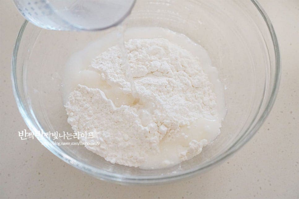 넉넉한 크기의 볼에 튀김가루 2/3컵, 부침가루 1/3컵을 섞어 넣은 뒤 차가운 물 2/3컵 이상 부어줍니다. 물은 한번에 다 넣지 않고 1컵 정도의 분량을 준비한 뒤 절반 정도 넣고 섞은 뒤 파전재료 농도에 따라 추가해 주는 게 좋습니다. 밀가루로 만드는 것보다 부침이나 튀김가루를 활용하면 간도 되고 바삭하게 부칠 수 있어요. 요즘에는 전분이 들어간 부침가루도 나오니 다양하게 활용해 보면 좋을 것 같습니다. 감칠맛을 더해주는 참치액 1 작은 술도 넣어줍니다. 액젓을 약간 넣으면 더 깊은 맛이 납니다. 반죽을 가볍게 저어 섞어줍니다. 오래 저으면 글루텐이 만들어져 쫄깃해질 수 있으니 섞일 정도로만 저어줍니다. 바삭한 파전 반죽을 만들기 위해 차가운 물과 오래 섞지않는게 좋습니다. 준비해둔 재료를 넣고 버무립니다. 차가운 상태의 전을 뜨겁게 달군 기름에 구워야 고소합니다.