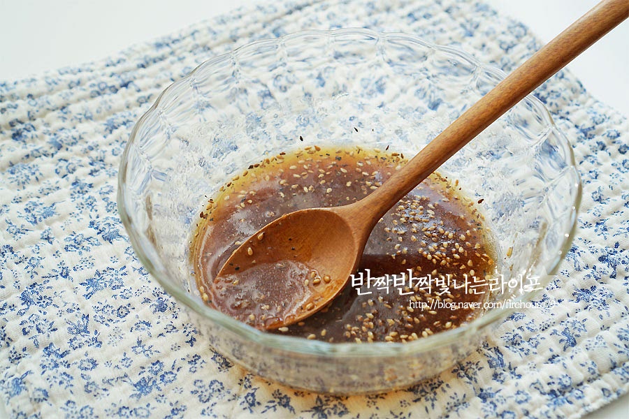 차돌박이 소스를 만들어요. 재료와 어우러지면서 고기와도 잘 어울리는 간장 드레싱입니다. 간장 2T, 레몬즙 1T 듬뿍 매실청 1T, 꿀 약간 참기름 1T, 다진 마늘 1t 통깨, 후추 약간을 넣고 잘 섞어줍니다. *레몬즙이 없으면 식초로 대체 가능, 꿀은 입맛에 따라 가감해 주세요.