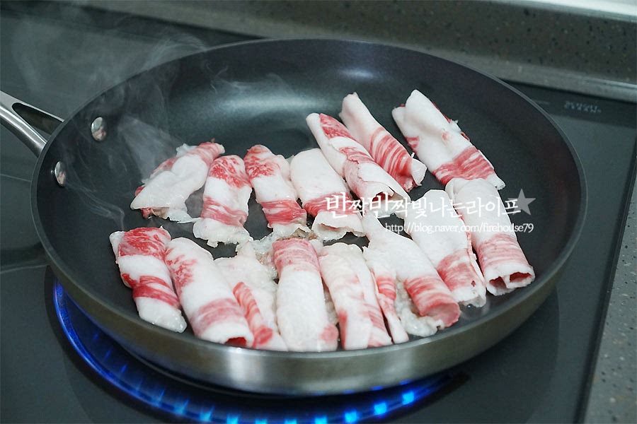 달군 팬에 소고기를 구워줍니다. 기름기가 많기 때문에 따로 기름을 두를 필요는 없습니다. 맛술 1T와 소금, 후추 약간을 넣고 노릇하게 익혀줍니다. 채소를 먼저 담고 드레싱을 뿌려도 되지만 소스 1/3 정도를 넣고 가볍게 버무려 주면 간이 스며들어 더 맛있어요. 버무린 부추와 토마토, 양파를 그릇에 담아요. 그 위로 구운 차돌을 올려줍니다. 기름이 많은 부위이기 때문에 키친타월에 가볍게 기름을 털어내어 올려주면 더 깔끔해요. 마지막으로 취향껏 소스를 곁들여주면 간단하게 완성입니다. 만드는 법이 심플할 뿐만 아니라 고기와 어우러지는 상큼한 간장이 정말 잘 어울리는 맛이에요. 영상 레시피를 함께 보시면 조금 더 쉽게 따라 만드실 수 있어요. 고소한 소고기에 알싸한 부추향 상큼한 토마토, 아삭한 양파 재료들의 조합이 잘 어울리는 차돌박이 요리랍니다. 차돌박이 샐러드는 영양도 챙기고 맛도 챙기는 일석이조 메뉴랍니다. 특별한 날이나 손님 초대상 어디에 올려도 멋스럽고 푸짐한 한 접시에요. 재료를 먹기 좋게 손질하고, 소고기는 구워주고, 소스를 곁들여 맛있게 챙겨드세요. 끄읕 !