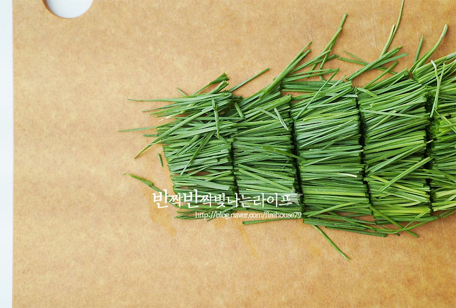 야채를 손질해 줍니다. 영양부추는 두께가 얇고 향긋해서 샐러드와 같이 가볍게 버무려 먹기 좋은데요. 먼저 깨끗하게 씻어준 뒤 먹기 좋게 썰어줍니다. 방울토마토는 꼭지를 제거하고 4등분 하여 썰어 주어요. 양파는 작은 것 반개를 얇게 슬라이스하여주었어요. 생으로 먹는 것이라 얇게 썰어 주어야 식감이 더 아삭해요. 매운맛을 빼주고 아삭한 식감을 살려주기 위해 차가운 물에 담갔다가 체에 밭쳐 물기를 털어줍니다.