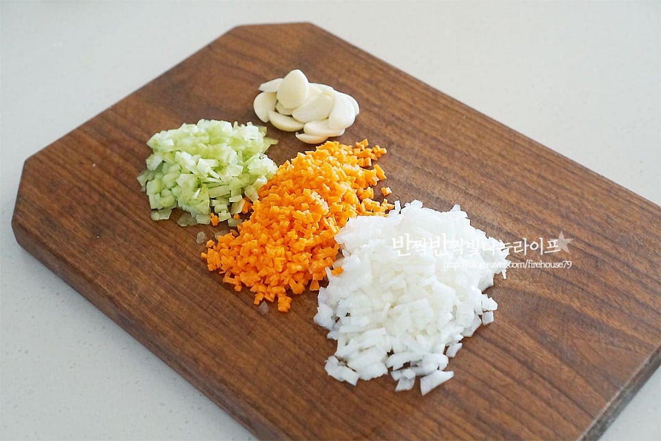 시간이 가장 오래 걸리는 라구소스 만들기 부터 시작해요. 다진 고기와 채소를 넣고 뭉근하게 오래 끓여 만드는데요. 시간이 걸리는 만큼 깊은 맛이 맛있답니다. 오늘은 시판용 소스를 활용하여 보다 간단하고 맛있게 만들어 보았어요~ 먼저 양파와 당근, 셀러리는 잘게 썰어 준비해 줍니다. 마늘은 편으로 썰어주고요. 세 가지 재료는 기본으로 준비해 주시고 그 외 버섯이나 다른 채소는 취향껏 곁들여 주셔도 좋아요. 달군 팬에 올리브오일 1 큰 술 넉넉히 두르고 양파를 먼저 볶다가 투명 빛이 돌면 나머지 채소도 같이 넣고 볶아줍니다. 볶으면서 소금, 후추 약간 간해주어요. 수분을 날려 볶아준 뒤 그릇에 따로 덜어 담아줍니다. 다시 올리브오일 약간 두르고 다진 소고기와 마늘을 볶아줍니다. 소금, 후추 약간 뿌린 뒤 바싹 크리스피 하게 볶아줍니다. 수분이 없이 바싹 볶아지면 볶아놓았던 채소를 넣고 같이 볶아요. 레드와인 1½ 큰 술 넣고 볶아주어 알코올을 날리고 풍미를 더해줍니다. 토마토소스 200ml, 토마토페이스트 2 큰 술 같이 넣고 볶아줍니다. 시판용 소스라서 허브와 같은 재료와 기본 간이 되어있어 설탕 같은 재료는 생략했는데요. 소스 맛에 따라 설탕이나 허브를 더해주시면 더 풍미 깊게 만들어 드실 수 있어요. 소스가 어우러지게 잘 볶아줍니다. 우유 100ml, 버터 10g 넣고 수분을 날려가면서 약불에서 20~30분 정도 뭉근히 끓여주어요. 원래라면 1시간 이상 끓여야 하지만 시판용 소스를 활용하여 보다 간편하게 만들어주었어요. 눌어붙지 않게 중간중간 저어가며 수분을 날려 볶아줍니다. 30분 정도 끓여 맛을 내어주었어요. 혹시 간이 부족하다면 소금, 후추로 맞추어 주세요.