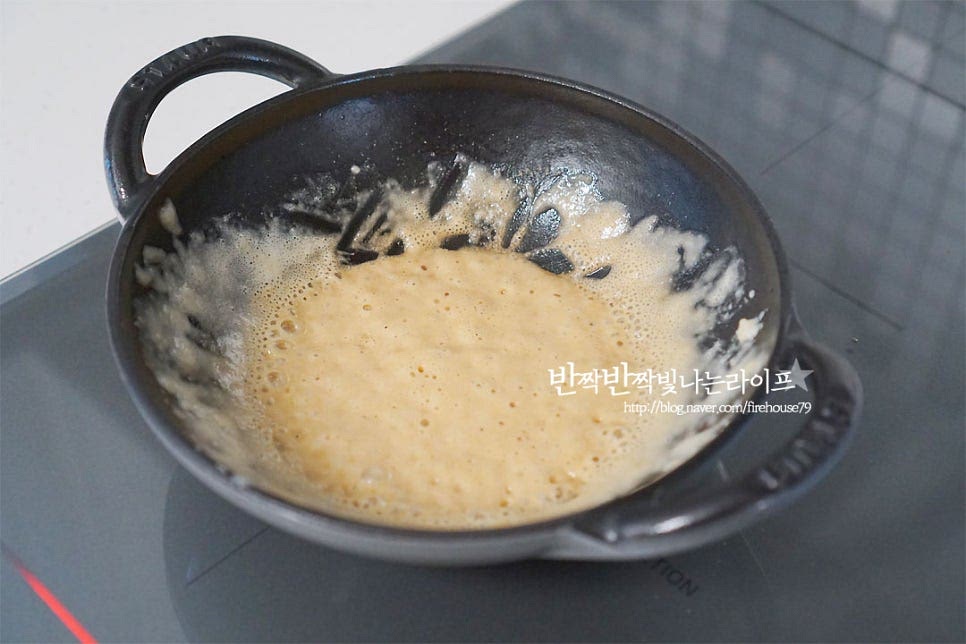 라자냐에 같이 토마토소스와 같이 부드럽고 고소하게 어우러지는 베샤멜소스도 만들어요. 소스를 직접 만들기 어렵다면 리코타치즈 넣으셔도 잘 어울린답니다~ 먼저 버터를 넣고 장자리가 바글바글 끓으면 밀가루를 넣어주고 브라운 빛이 나게 볶아줍니다. 갈색빛이 돌면 우유를 붓고 넛맥가루 약간, 소금과 후추로 간을 해주어요. 농도가 금방 걸쭉해지므로 약불에서 저어 농도를 맞추어주세요. 식으면 농도가 더 진해므로 약간 묽은 듯하게 만들어 주시면 됩니다.