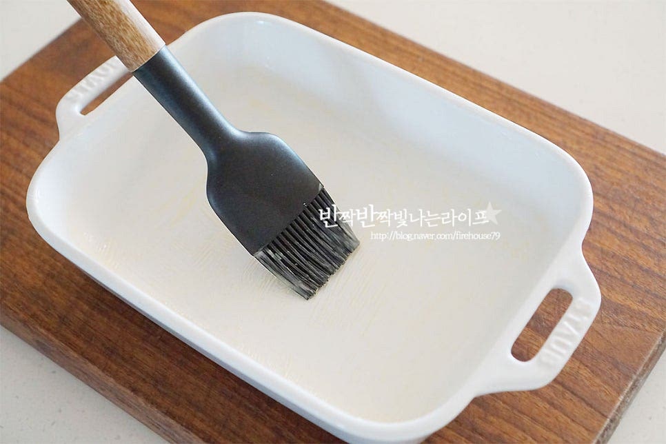 오븐용 그릇에 녹인 버터를 고르게 발라줍니다. 면을 올리기 전에 볼로네제를 얇게 담아줍니다. 그 위로 면을 올리고 베샤멜 - 라구 소스를 올려줍니다. 그 위로 모짜렐라치즈, 파르미지아노 레지아노 치즈를 갈아 올려주어요. 모짜렐라치즈만 넣는 것보다 하드 치즈를 갈아서 같이 넣어주면 고소한 풍미의 깊이가 달라요. 다시 그 위로 면과 가지, 소스-치즈를 반복하여 층층이 쌓아줍니다. 가장 위에 올리는 치즈엔 그뤼에르 치즈도 같이 갈아 넣었어요. 치즈가 어우러지는 풍미가 맛을 더 살려준답니다^^ 종이호일을 덮고 200도로 에열한 오븐에 넣고 10분 정도 먼저 구워줍니다. 오븐 사양에 따라 온도와 시간은 조절해 주세요. 물론 에어프라이어도 가능해요. 종이호일을 벗긴 뒤 5분 더 구워 총 15분 구워주었어요~ 네모난 모양 그대로 살려 먹기 좋게 칼집을 넣어 그릇에 담아드시면 됩니다. 기호에 따라 허브를 올려주시면 플레이팅이 더 근사해져요. 영상도 같이 담았어요. 길쭉한 면이 아니라 넓적한 파스타면이라 더 특별하고 그 사이로 겹겹이 들어간 재료들이 어우러져 근사하게 만들어 드시기 좋답니다. 저와 같이 구운 가지를 넣고 가지라자냐 만들기 하셔도 특별한 맛을 즐길 수 있어요. 실패할 수 없는 맛 라자냐 만들기 레스토랑 못지않게 근사하고 특별하게 준비해보세요^^ 끄읕 !
