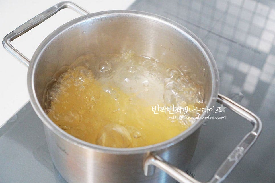 끓는 물에 소금 약간 넣고 면을 삶아줍니다. 오븐으로 굽는 시간이 있어 완전히 익힐 필요 없이 70% 정도 익혀주시면 됩니다. 면을 익히지 않고 그대로 넣어 오븐으로 구우면서 익히셔도 되고요. 보통 파스타면 삶는 것과 같으며 올리브오일 약간 넣어주면 면이 서로 붙지 않아요~