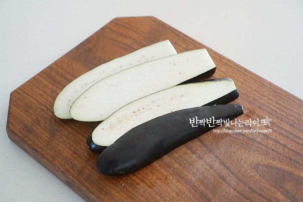 가지는 깨끗하게 씻은 뒤 꼭지 부분은 잘라내고 길게 4등분 하여 썰어주었어요. 달군 팬에 올리브오일 약간 두르고 수분을 날려 중간 센 불로 노릇하게 구워줍니다. 구워서 넣어주면 식감과 풍미도 좋고 물이 생기지 않아요. 소금, 후추도 약간 뿌려주었어요.