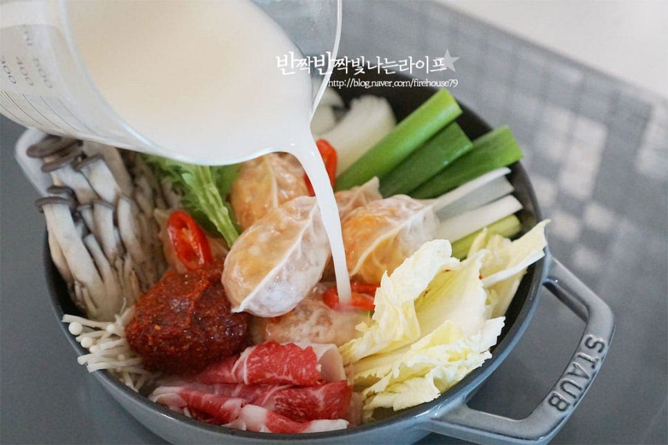 사골육수를 자작하게 부어줍니다. 냄비의 크기나 재료에 따라 양을 조절하여 넉넉하게 넣어주면 됩니다. 재료가 어우러지도록 한소끔 끓여 완성해요. 보글보글 전골 끓는 소리만 들어도 먹음직스러우며 익으면서 맛이 더 깊어집니다. 양념이 사골과 함께 풀어지면서 배추와 양파의 달큰함, 버섯의 쫄깃한 향긋함 진한 육즙이 서로서로 어우러져 매콤하게 입맛 당기는 맛이랍니다. 재료를 함께 넣고 끓이는 레시피로 만들기 어렵지않으며 추운 날 뜨끈하게 먹기에도 좋아요. 영상도 같이 담았어요. 얼큰 만두전골 레시피 맛있는 만두요리 즐겨보세요. 끄읕 ! ps. 또 다른 맛있는 만두 요리는 아래에서 !