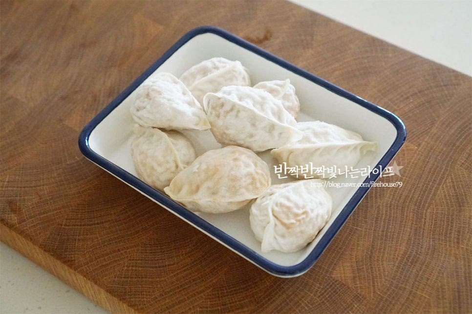 냉동만두요리는 간단하면서 다양한 레시피로 맛볼 수 있어 냉장고에 한 봉지는 소분해두는 편인데요. 얼큰 만두전골에 칼칼한 김치만두를 넣고 요리했어요. 좋아하는 종류를 넣어주고 고기/김치 반반 넣어도 별미입니다. 8개 정도로 조리하였는데 크기에 따라 맞추어 넣어주세요. 전골에 채소와 버섯은 다양하고 푸짐하게 넣으면 맛도 깊고 든든하게 맛볼 수 있습니다. 대파는 길게 반으로 잘라 5cm 길이로 자르고 배추와 양파도 길이를 맞추어 썰어줍니다. 표고버섯과 느타리는 밑동을 손질한 뒤 먹기 좋게 잘라줍니다. 고추는 어슷하게 썰어주고요. 매운맛에 따라 고추를 넣어주면 얼큰하니 맛나요. 육수의 종류에 따라 조금 더 진한 맛을 낼 수 있는데요. 간편하게 시판 사골육수로 끓이면 양념 몇 가지만 더해도 실패 없이 맛있어요. 간이 약간 되어있는 것도 있으니 먹어보고 양념장을 조절하여 넣어주세요.