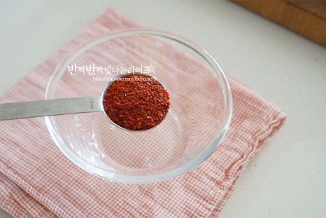 얼큰한 맛을 내는 양념재료를 넣고 잘 섞어줍니다. 고춧가루 1½ 큰 술, 간 마늘 1 큰 술 국간장 1 큰 술, 참치액 1½ 큰 술 소금 1/3 작은 술, 후추 약간 넣어줍니다. 소금은 깊은 맛을 내기 위해 간수 뺀 천일염을 빻아서 넣었습니다. 재료가 어우러지도록 섞어줍니다.