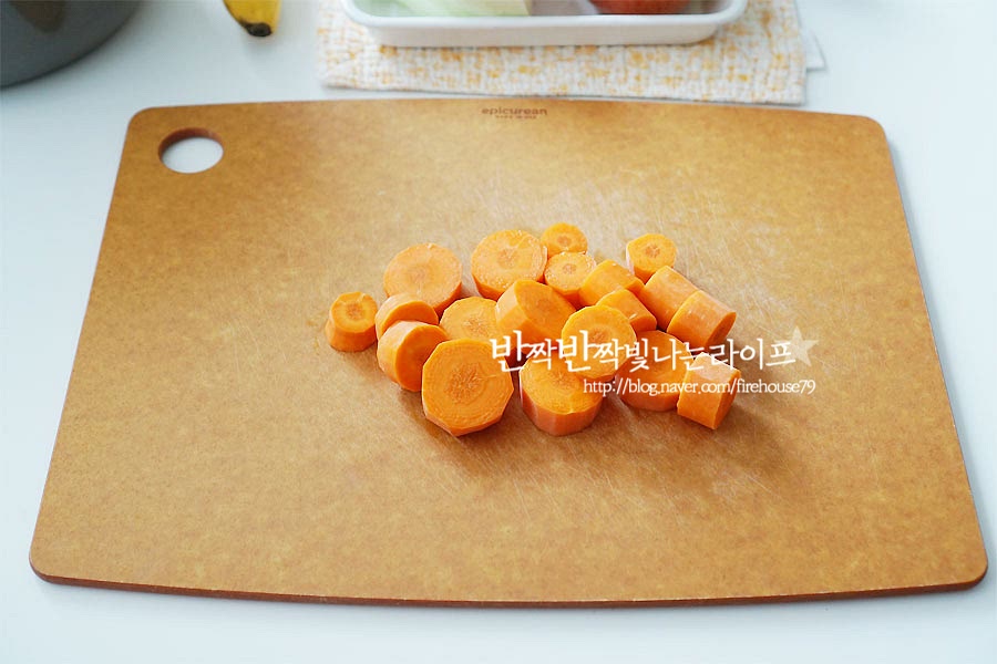 가장 무난한 조합으로 준비했는데요. 기본적으로 재료를 손질하여 자른 뒤 냄비에 넣고 익혀준 뒤 그대로 갈아주기만 하면 되어서 누구나 만들 수 있어요. 앞서 말한 대로 재료의 양은 모두 동일한 1:1로 준비해 주면 됩니다. 당근은 껍질을 벗긴 뒤 익기 좋게 송송 썰어주어요. 손질한 뒤 그램을 재어 냄비에 재료를 담아주었어요. 양배추는 생으로 먹으면 아삭하고, 익히면 달달한 맛이 참 맛있죠. 양배추는 심지를 제거하고, 썰어주었어요. 브로콜리도 송이 부분을 분리하여 썰어요. 토마토는 심지를 제거한 뒤 4등분 하여 주었어요. 사과는 깨끗하게 세척한 뒤 껍질째로 썰어주고, 바나나는 껍질을 벗겨 갈기 좋게 잘랐어요.