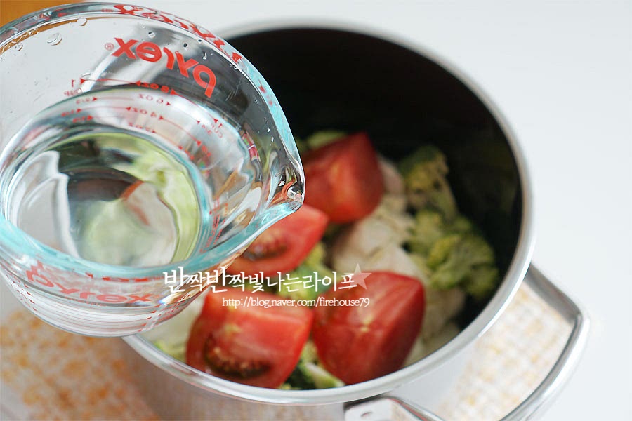 냄비에 바나나와 사과를 제외한 채소를 먼저 넣은 뒤 물 1L를 넣어줍니다. 물의 양은 재료의 2/3 정도로 자작하게 잠기듯이 넣어줍니다. 15분 정도 삶아줍니다. 삶고 나서 식혀주어요.